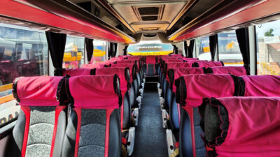 Bus Medium Jakarta Selatan yang Memiliki Charger Listrik