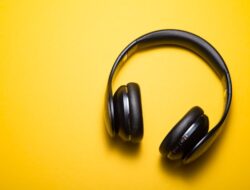Earphone vs. Headphones: Mana yang Lebih Cocok untuk Anda?